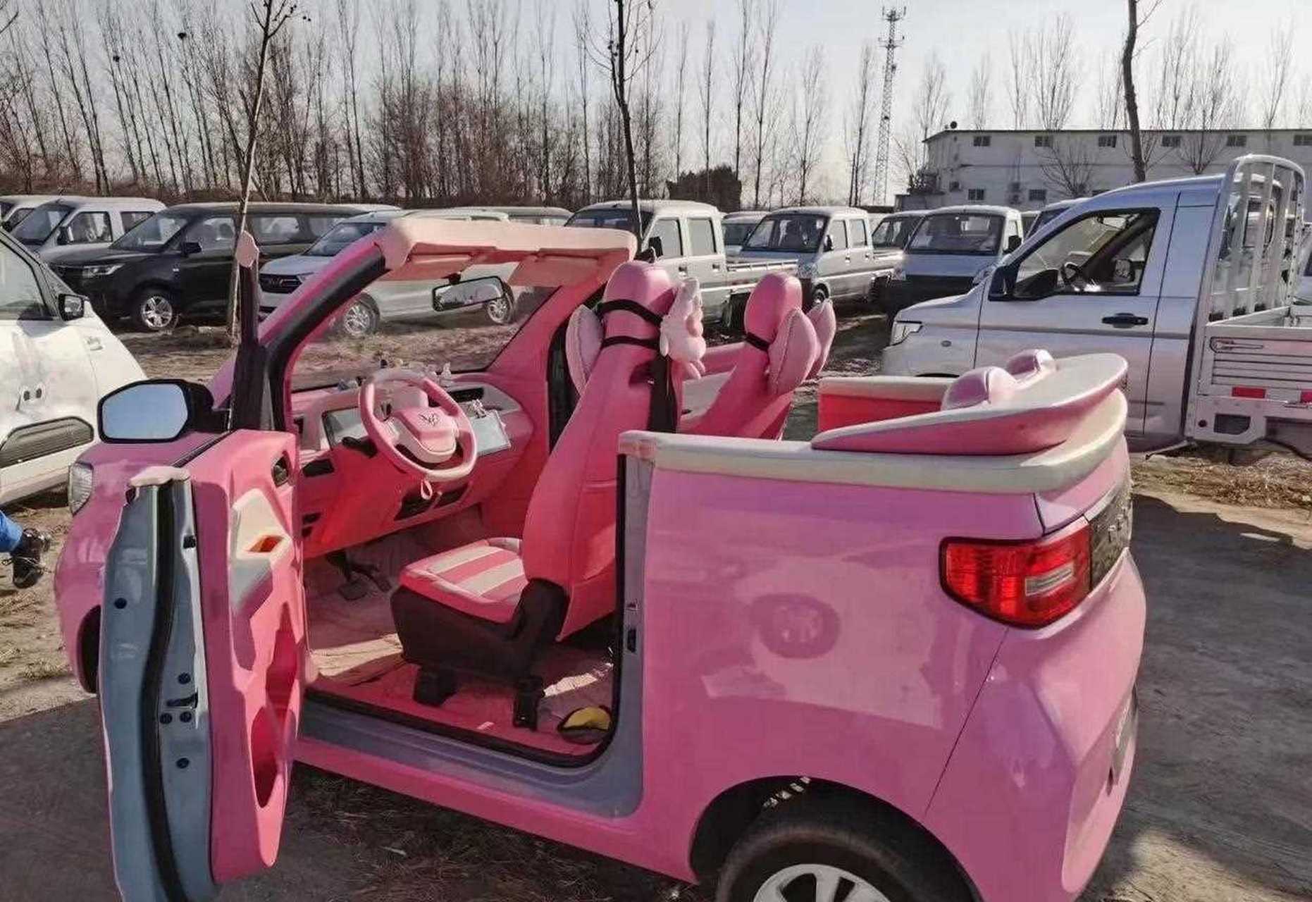 五菱迷你敞篷版估计快上市了,现在不少地方已经有展车.