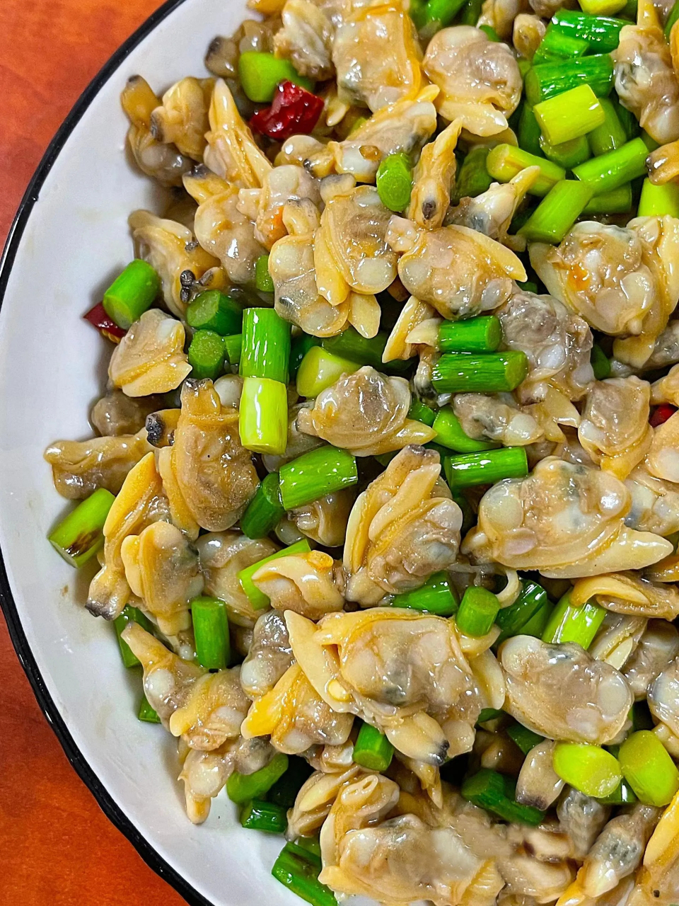 花甲炒蒜台鲜香味美,谁吃谁爱  食材: 花甲肉,蒜台  做法: 酱汁:1勺