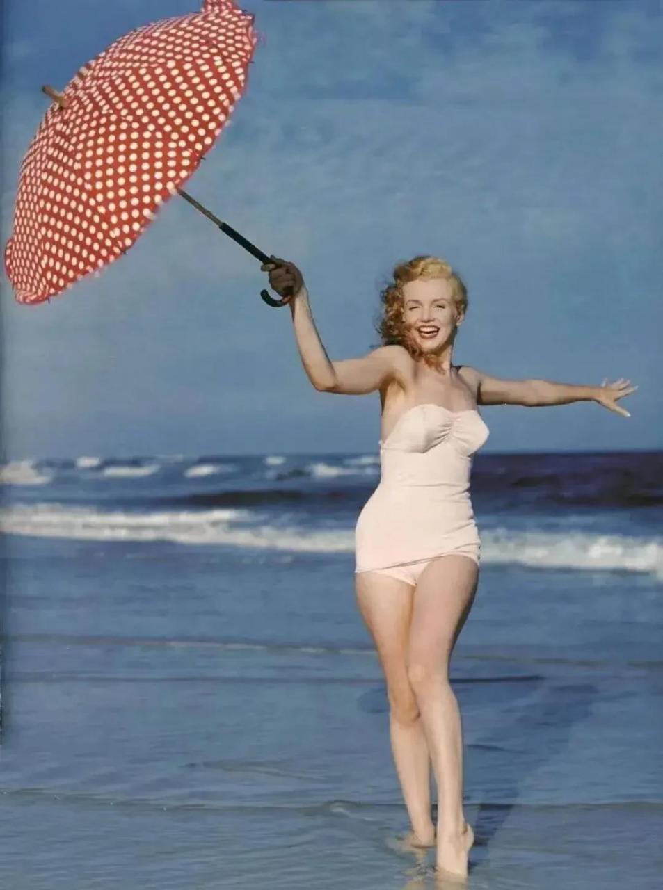 gif创作人# 梦露年轻时泳装写真集曝光,微胖届女神,一颦一笑风情万种