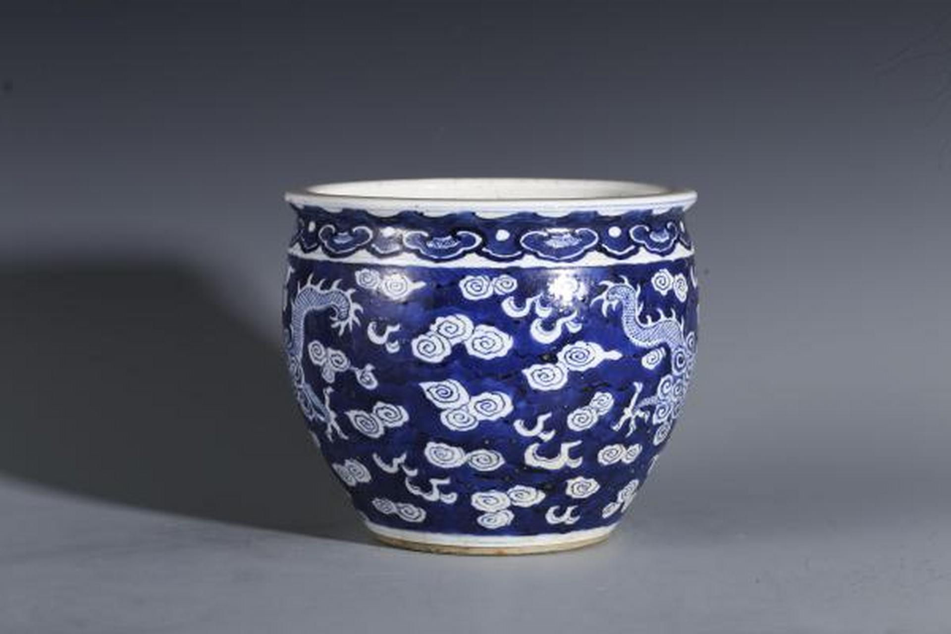 瓷器鉴赏# 此件清晚·青花双龙戏珠小卷缸,口径20.5cm,高17.