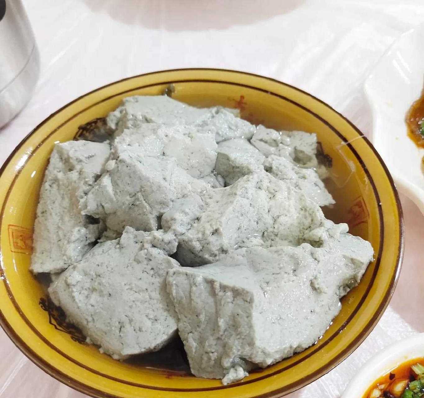 苦蒜炒肉沫,脆哨洋芋粑,酸菜魔芋皮再来一碗黑豆花,最简单的下饭菜