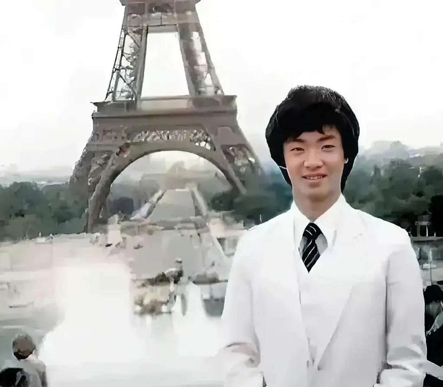 1995年,金星在法国埃菲尔铁塔前留下了一张珍贵的照片.