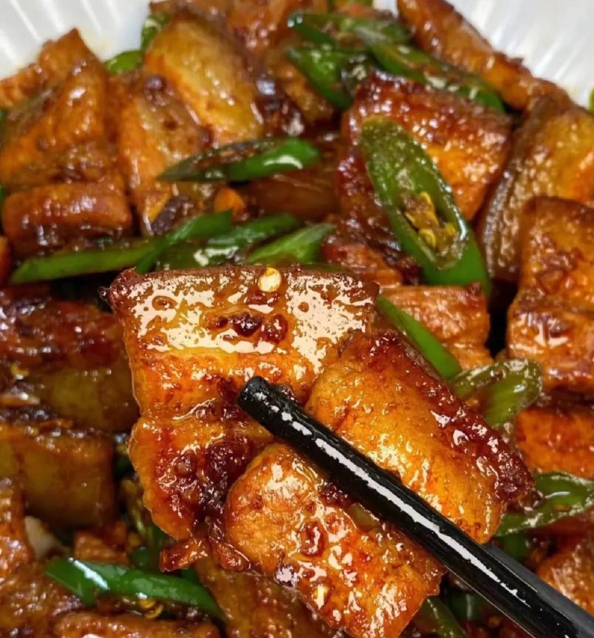 又香又辣的家常菜辣椒炒肉,嫩滑入味,鲜美可口,营养丰富,零失败做法