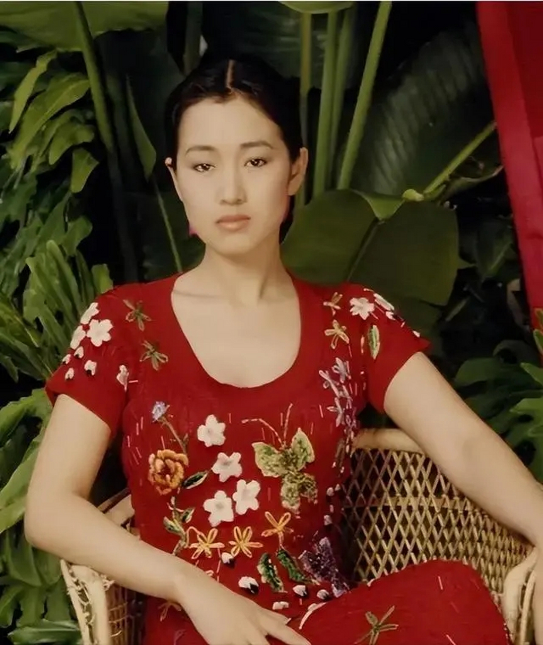 巩俐年轻时一身红裙,好身材显露无疑.