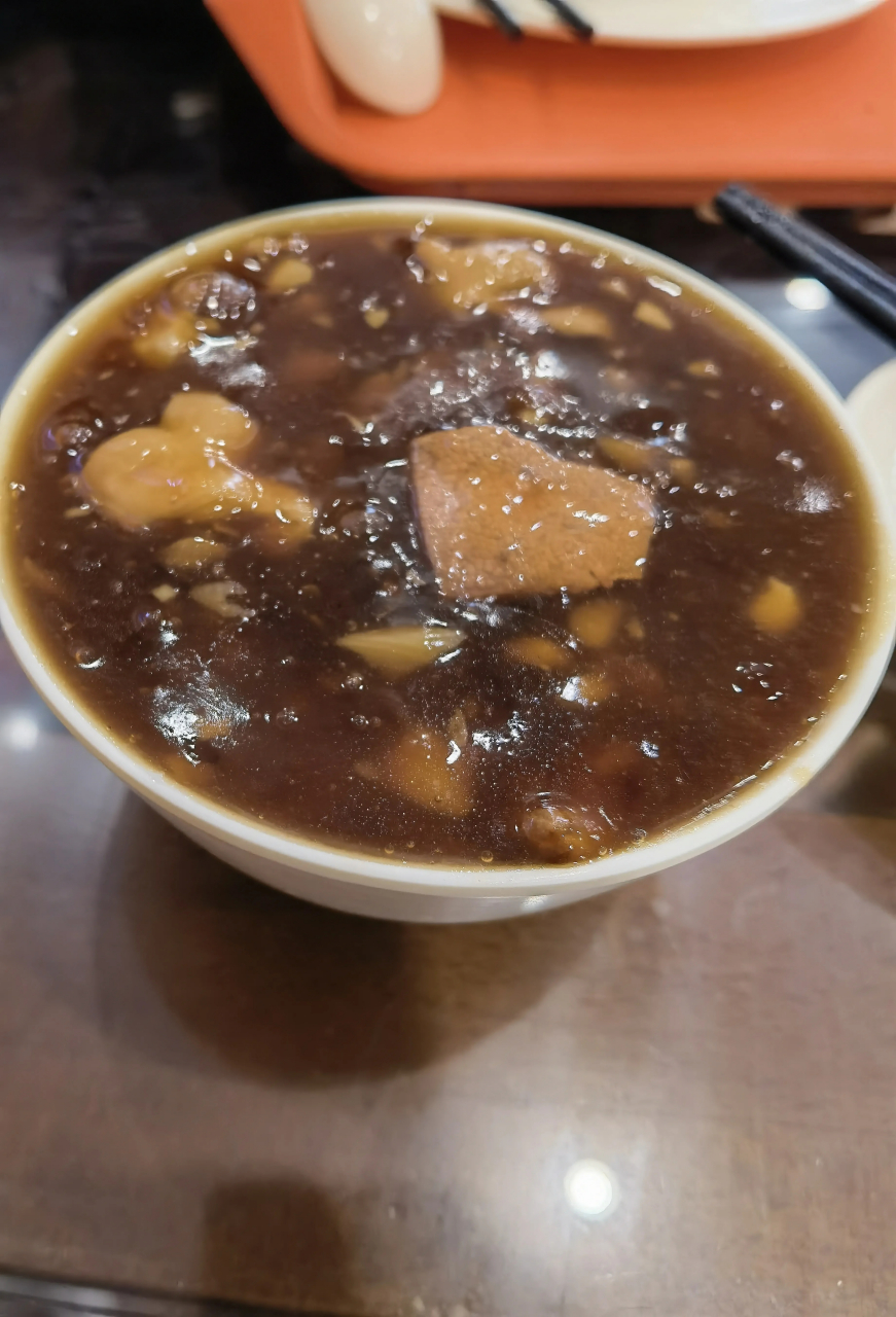 相传炒肝儿是由宋代民间食品"熬肝"和"炒肺"发展而来的北京小吃,以猪