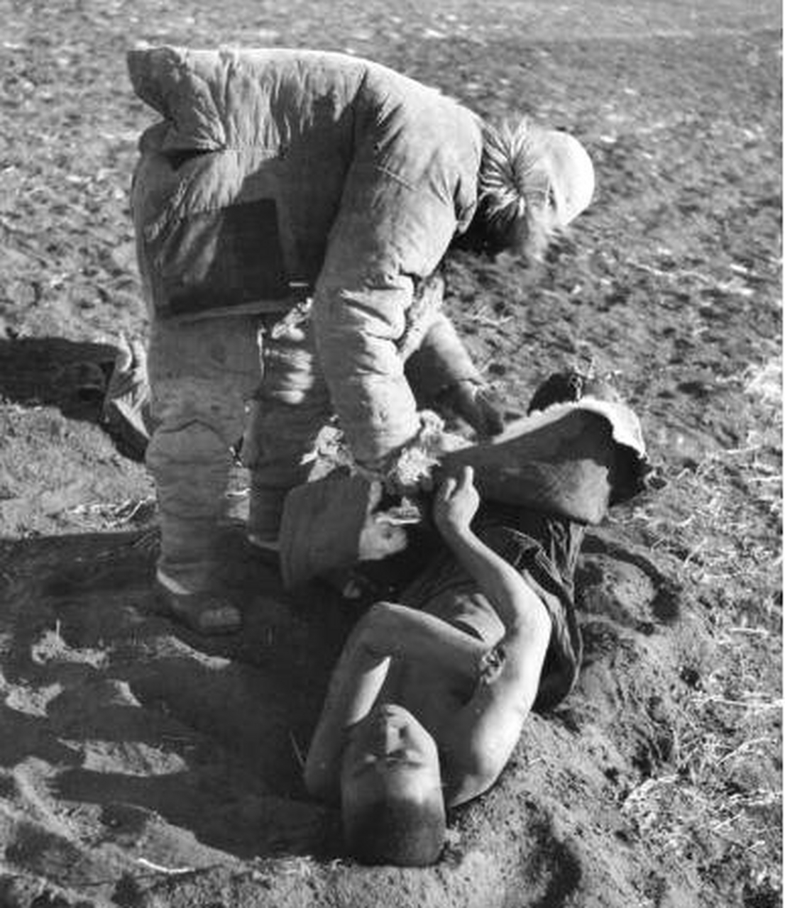 1936年绥远抗战中,一个集宁百姓在战后扒伪蒙军士兵尸体的衣服!