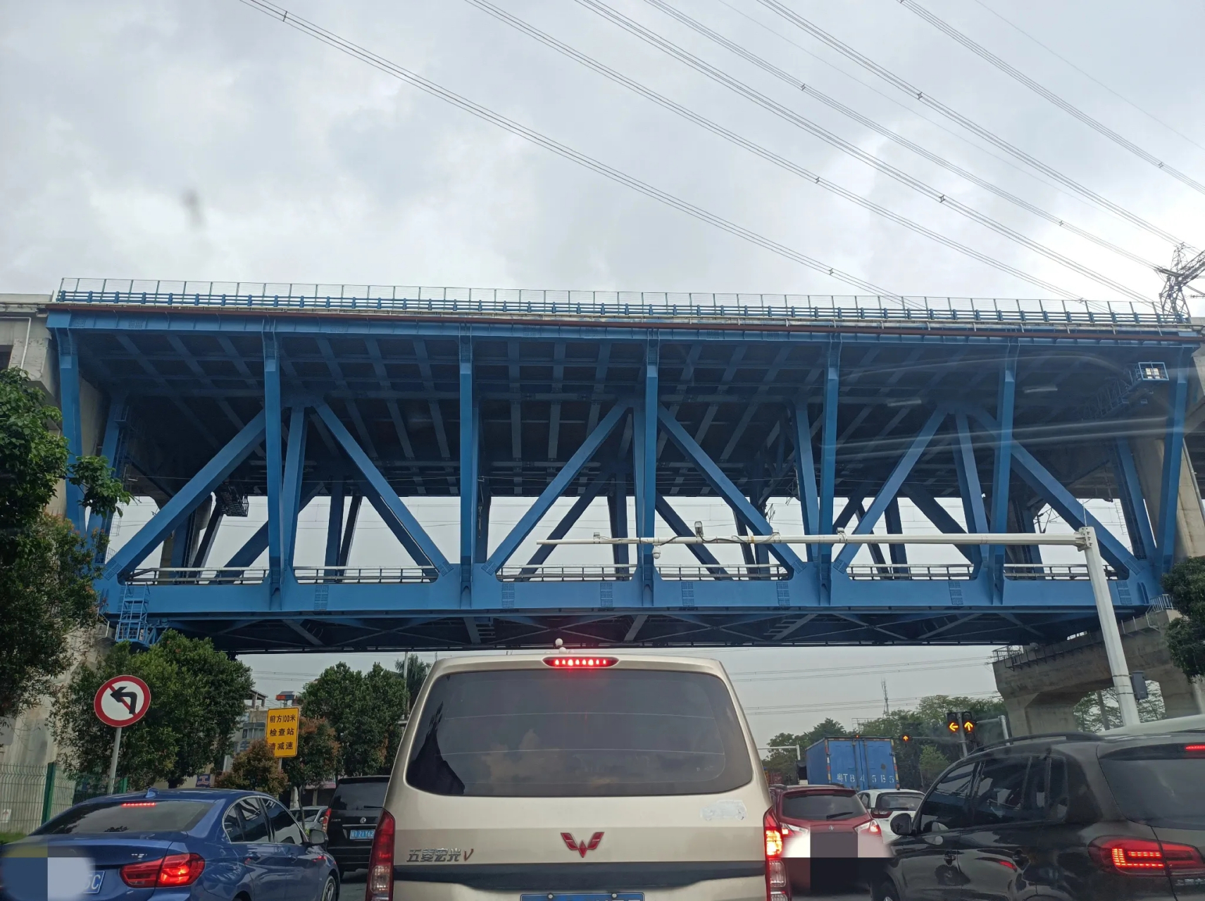 中山市南头镇南头大桥上桥位置最近经常大堵车,堵车途经的这座双层