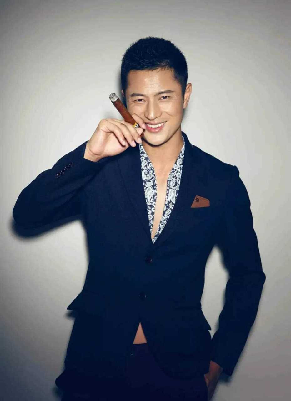 林江国是真的帅,可柔可刚,低调洒脱,荧屏前铁骨铮铮的硬汉,生活中却是