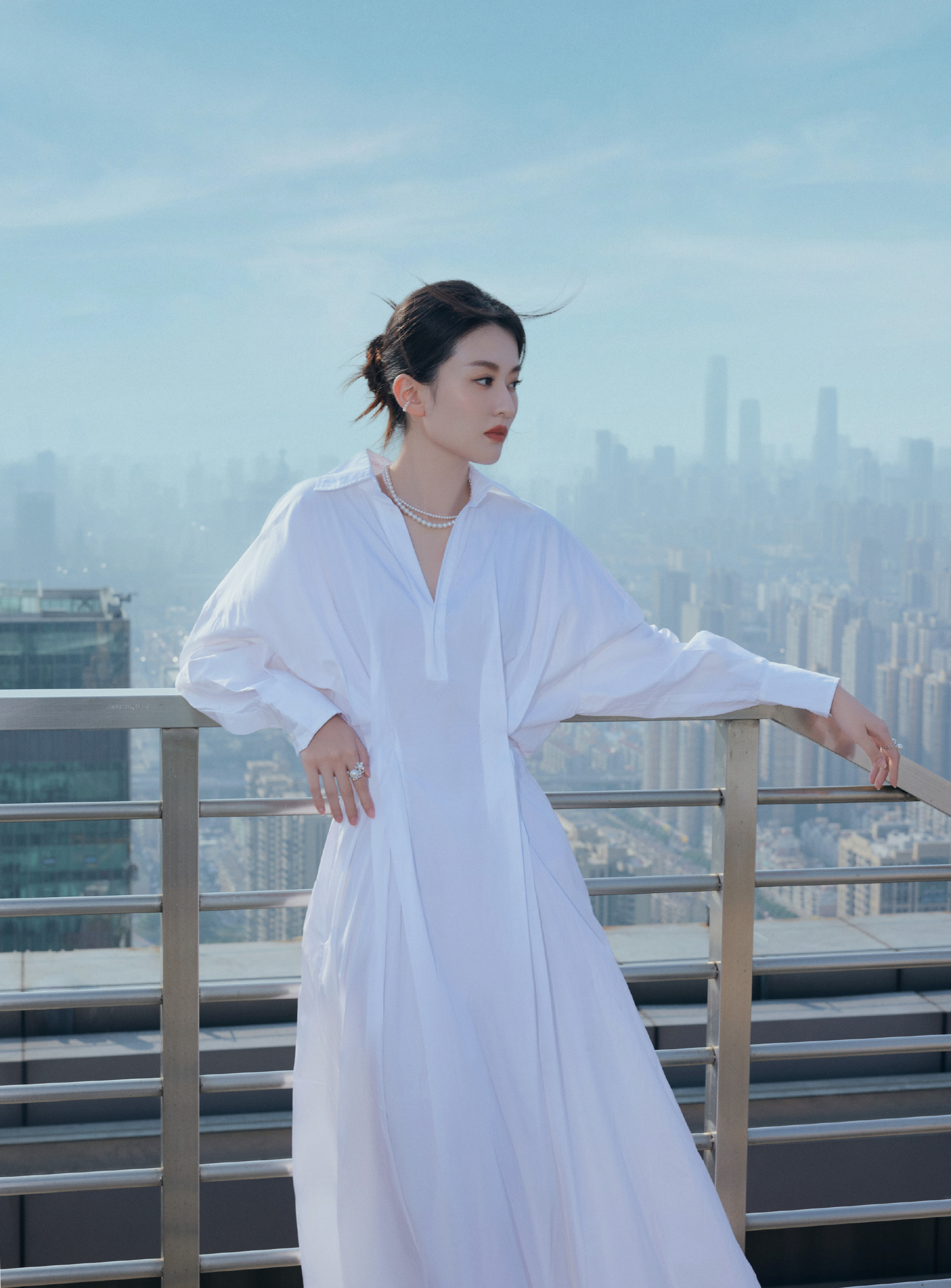 她把头发盘起来利落又大气很优雅的一套穿搭