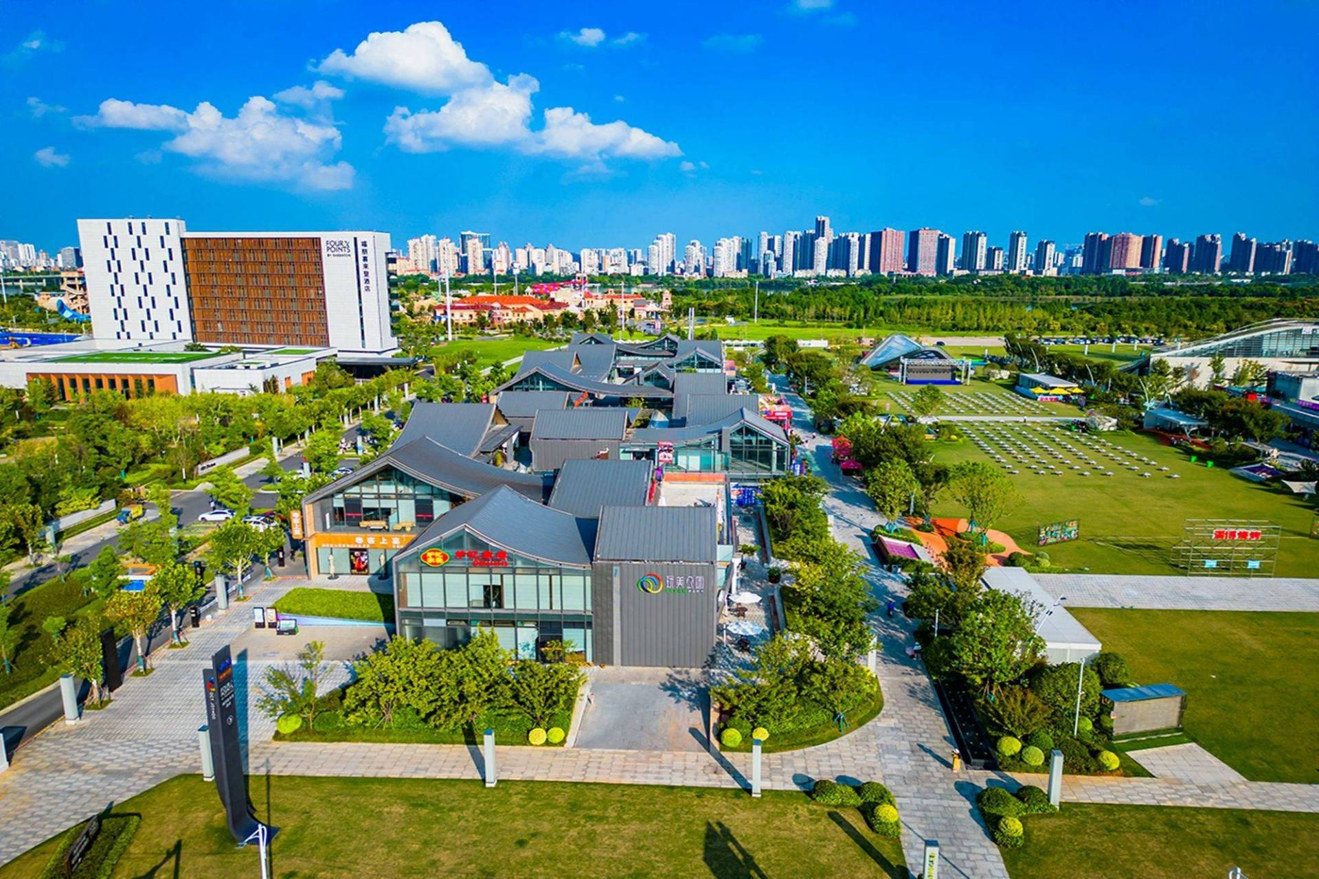 南昌华侨城的"玩美公园"是一个充满活力和创意的地方,它不仅拥有美丽