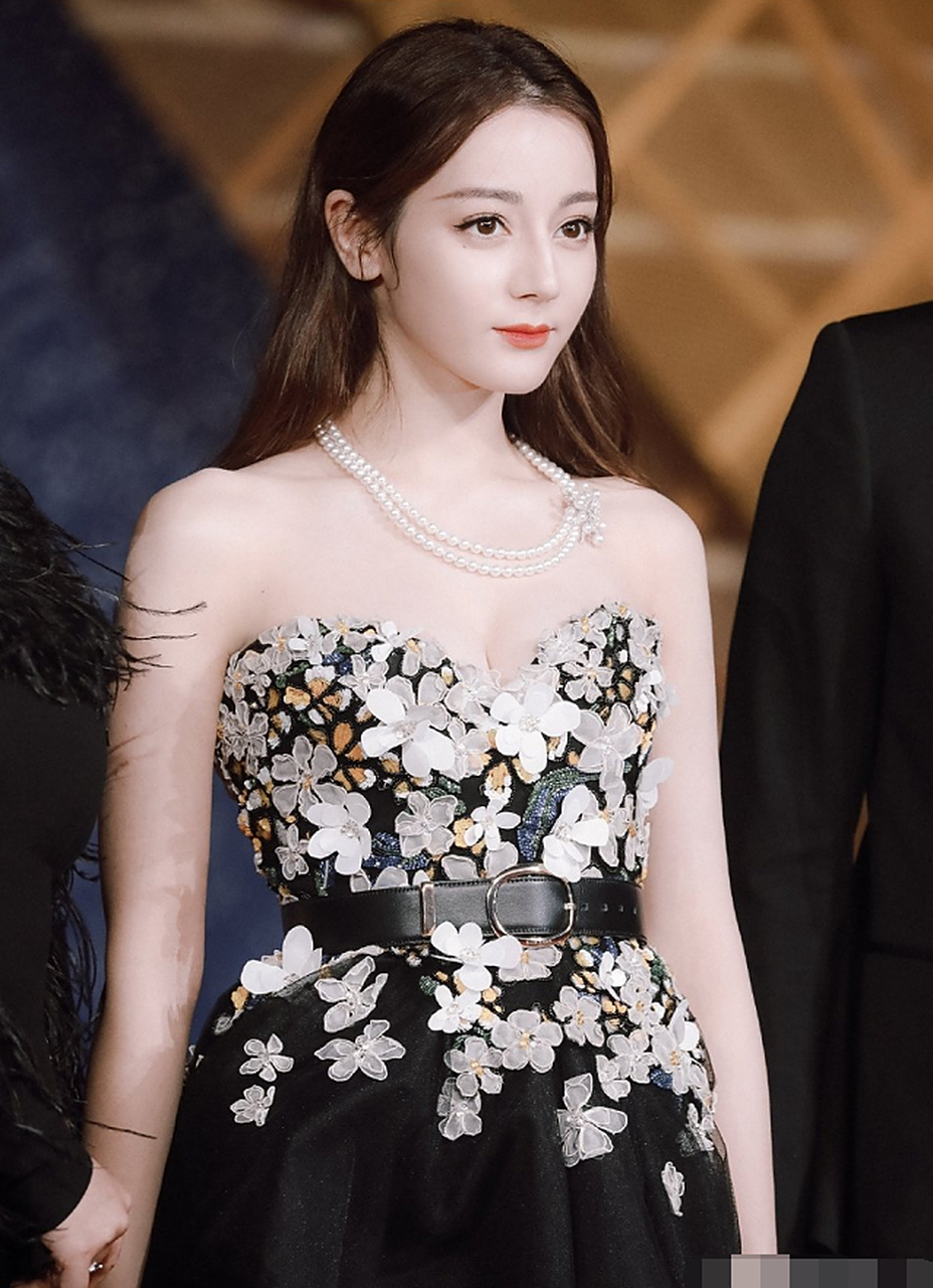 迪丽热巴红毯#女神#  迪丽#明星造型穿搭 热巴每一次#红毯造型,盏的