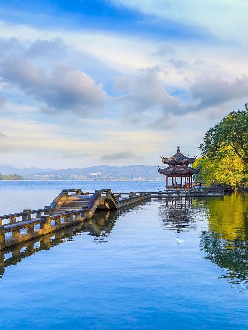 西湖是国家5a级景区,具有山水画般的宜人风景,同时也有烟雨江南深厚的