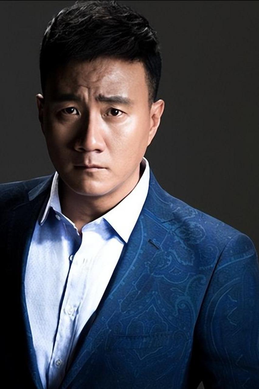 主持人,李静,问演员胡军,哎呀,你大伯是歌唱家胡松华啊,你爸妈也都是