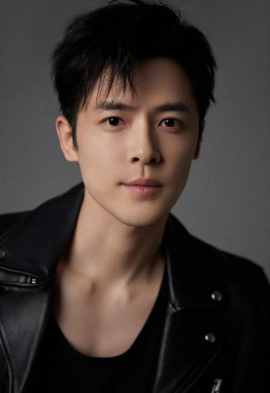 好久不见的付辛博帅照来了,黑白色的他更有魅力.