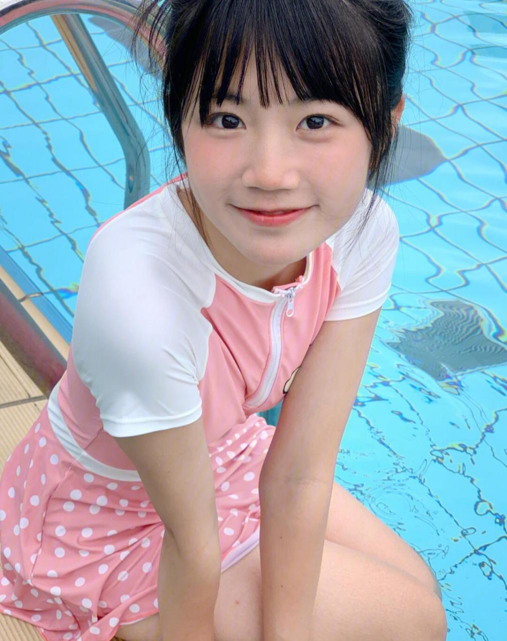 邻居妹妹泳装也好看天真又单纯超级可爱