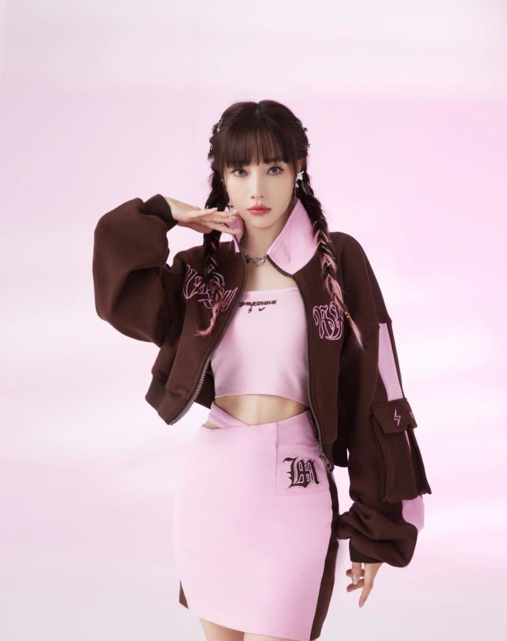 李小璐一向擅长穿搭搭配,还创立了自己的品牌.