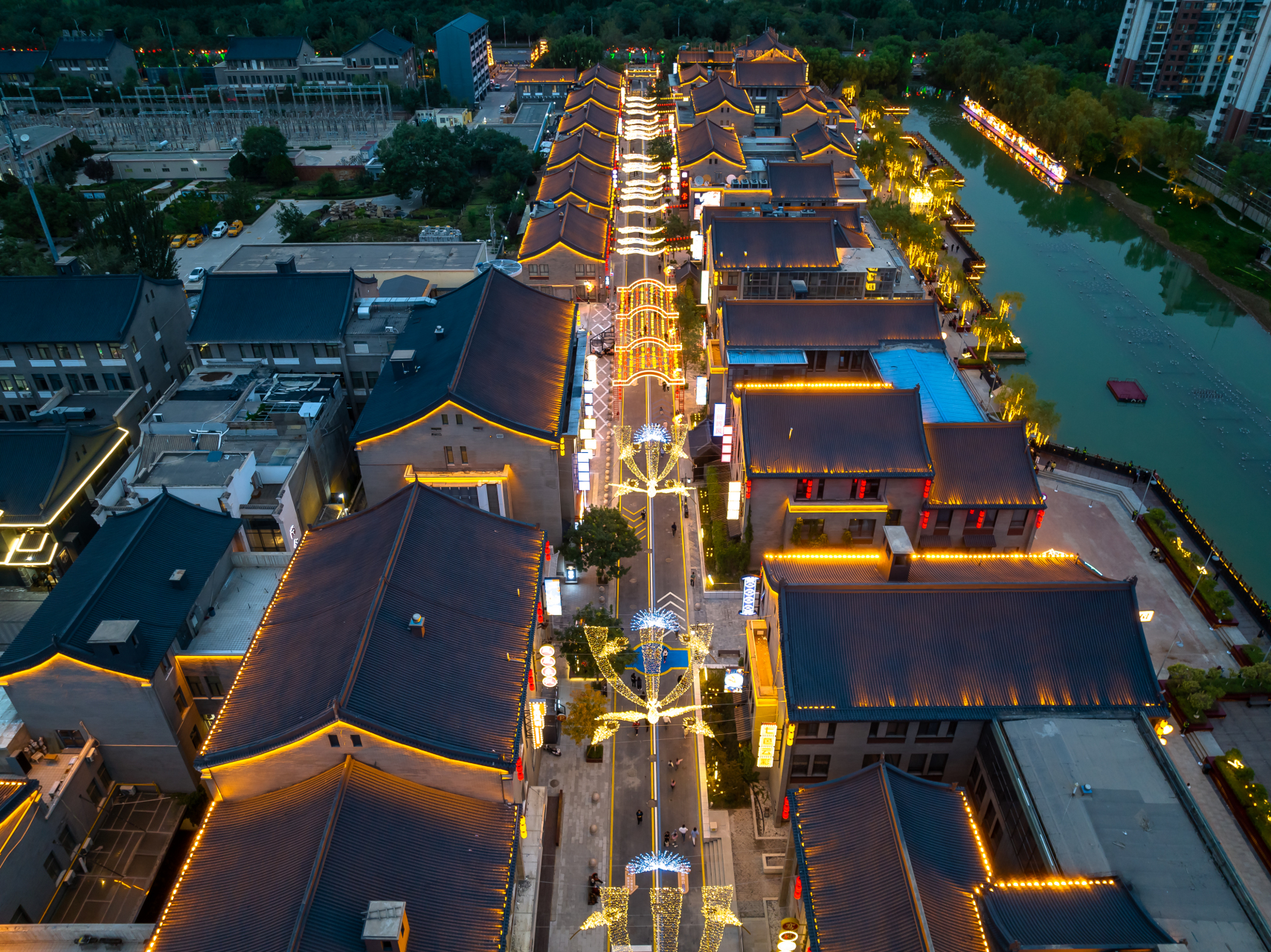 又一次来到银川,正赶上银川文化城凤凰幻城开业,循着璀璨的灯光鼎沸的