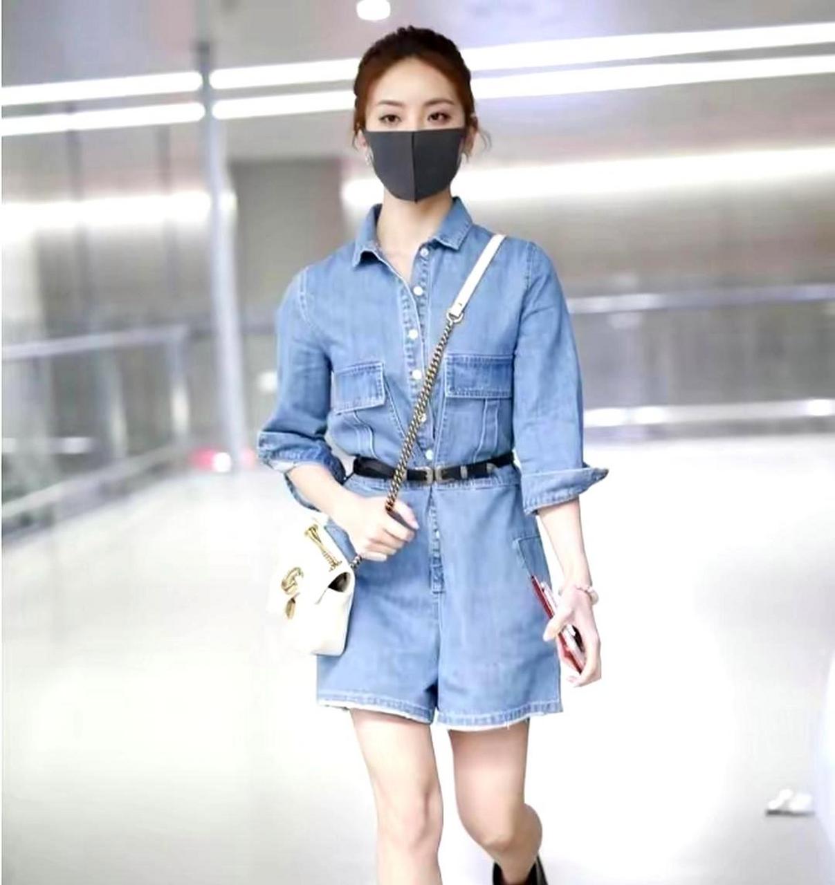 赖雨蒙穿着连体牛仔短裤,散发出极品辣妈和极品少妇的气息,女性魅力