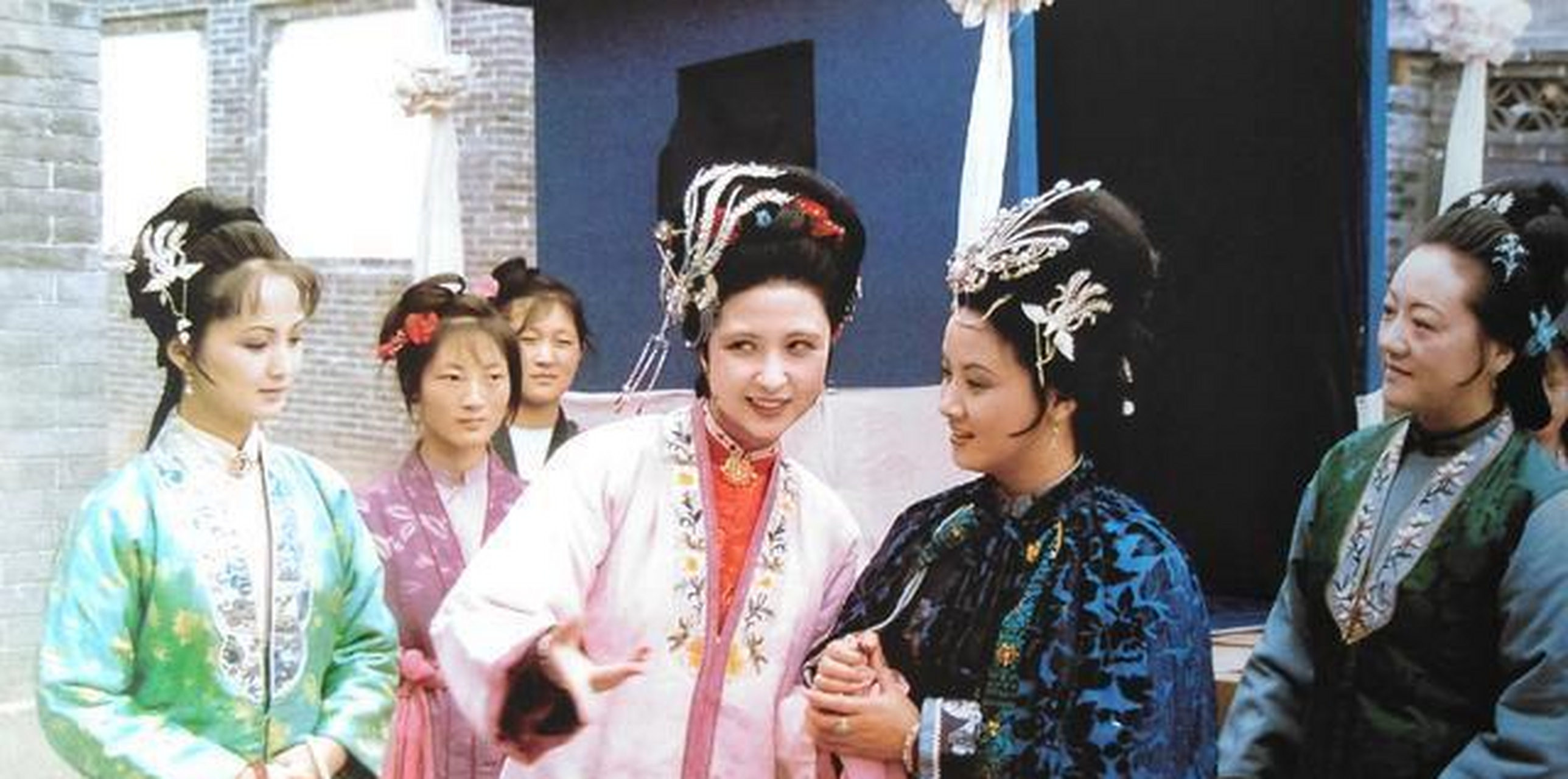 尤二姐是宁国府贾珍的老婆尤氏的继母带来的女儿,尤二姐还有一个妹妹