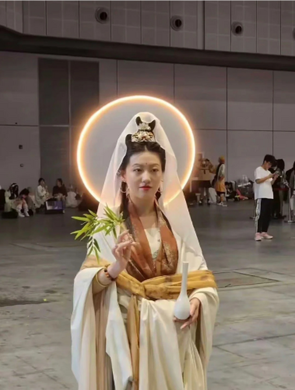 上海女菩萨,还真是一个敢受一个敢拜啊,功德加一