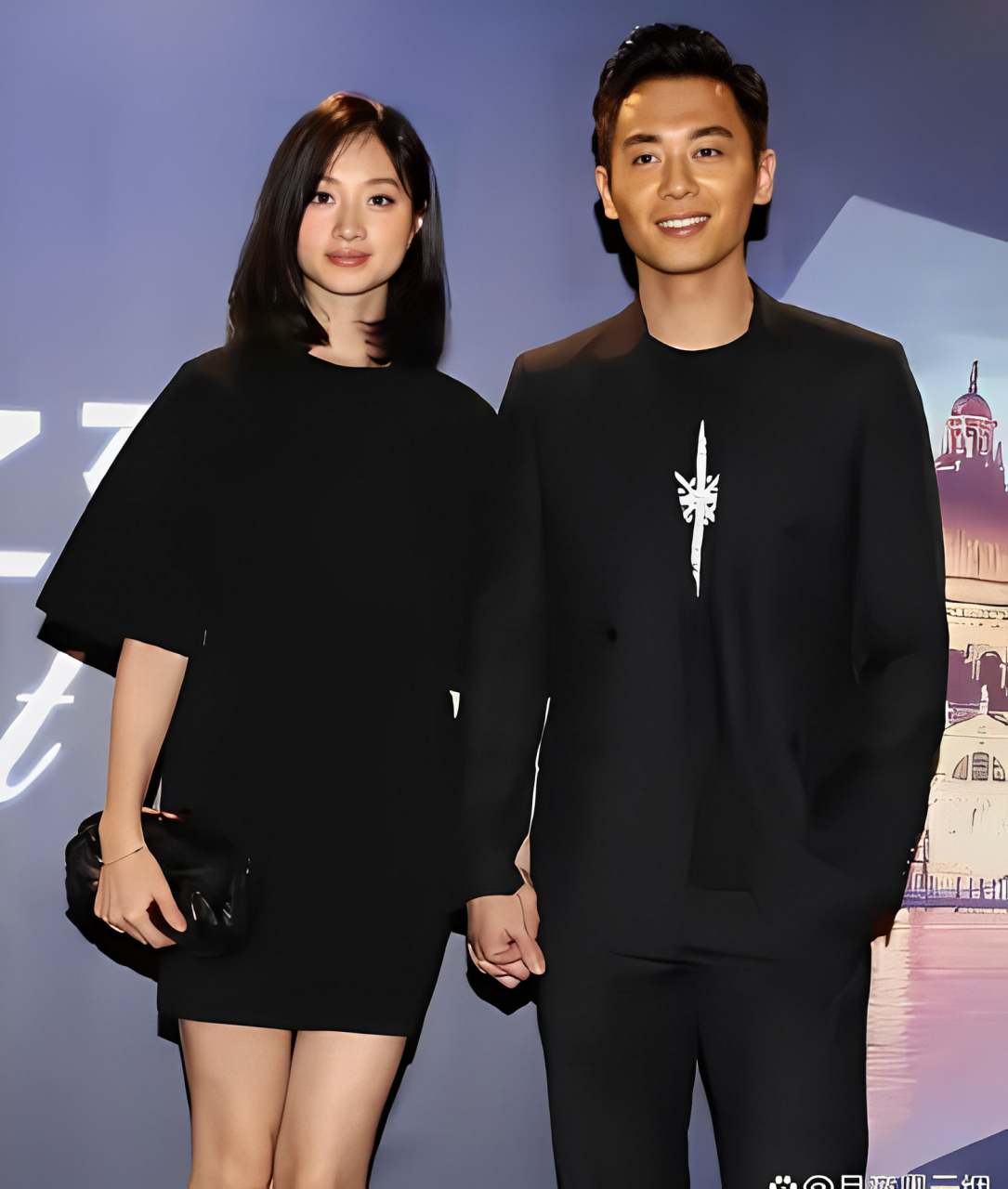 照片中,朱亚文的妻子身穿白色连衣裙,气质清纯如学生,看上去十分年轻!