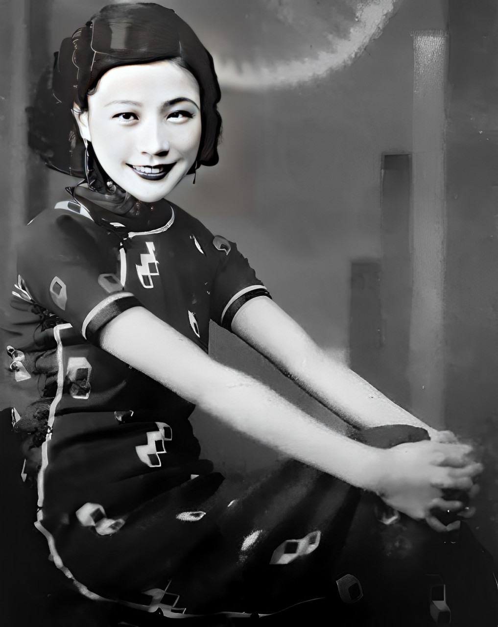 一张张民国时期的老照片上,女子一手拿着小袋子的作品,另一只手挽着一