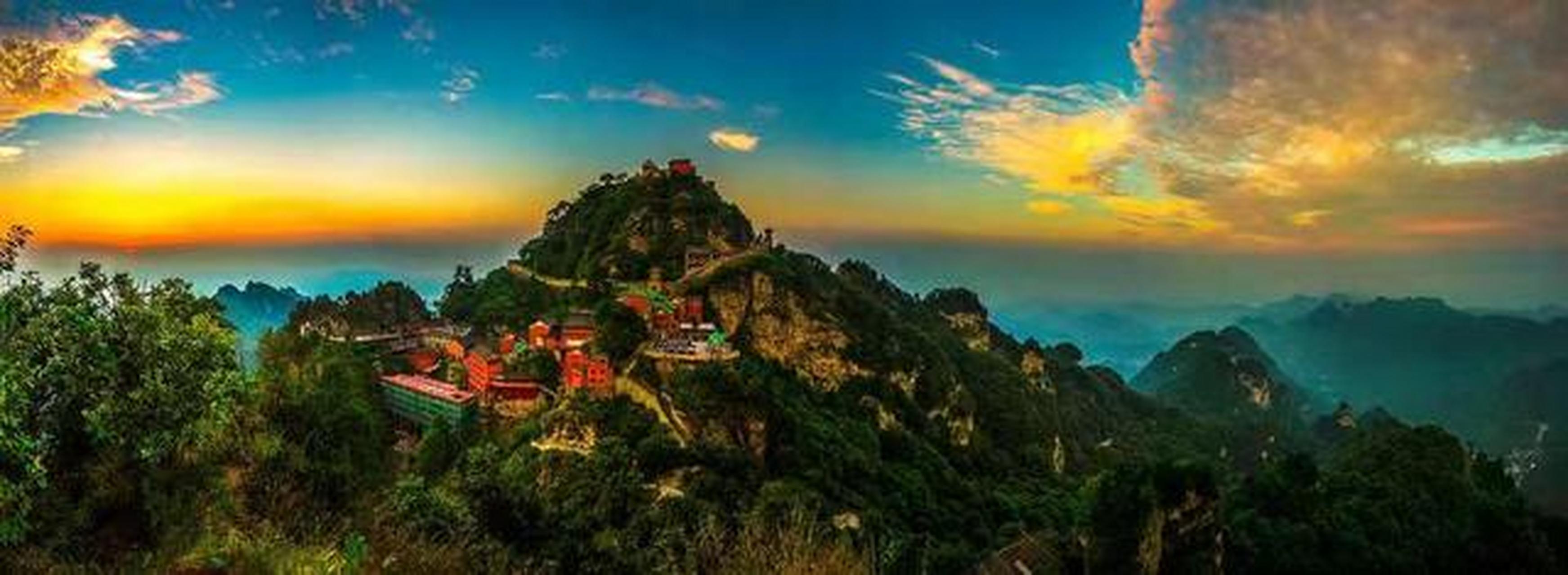 天柱峰为武当山七十二峰的最高峰,被誉为一柱擎天.