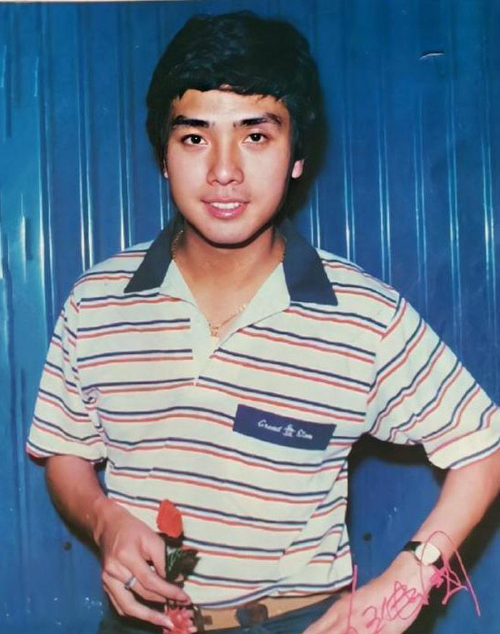 伍卫国年轻时的相片,两张相片不同风格,不像同一个人啊.