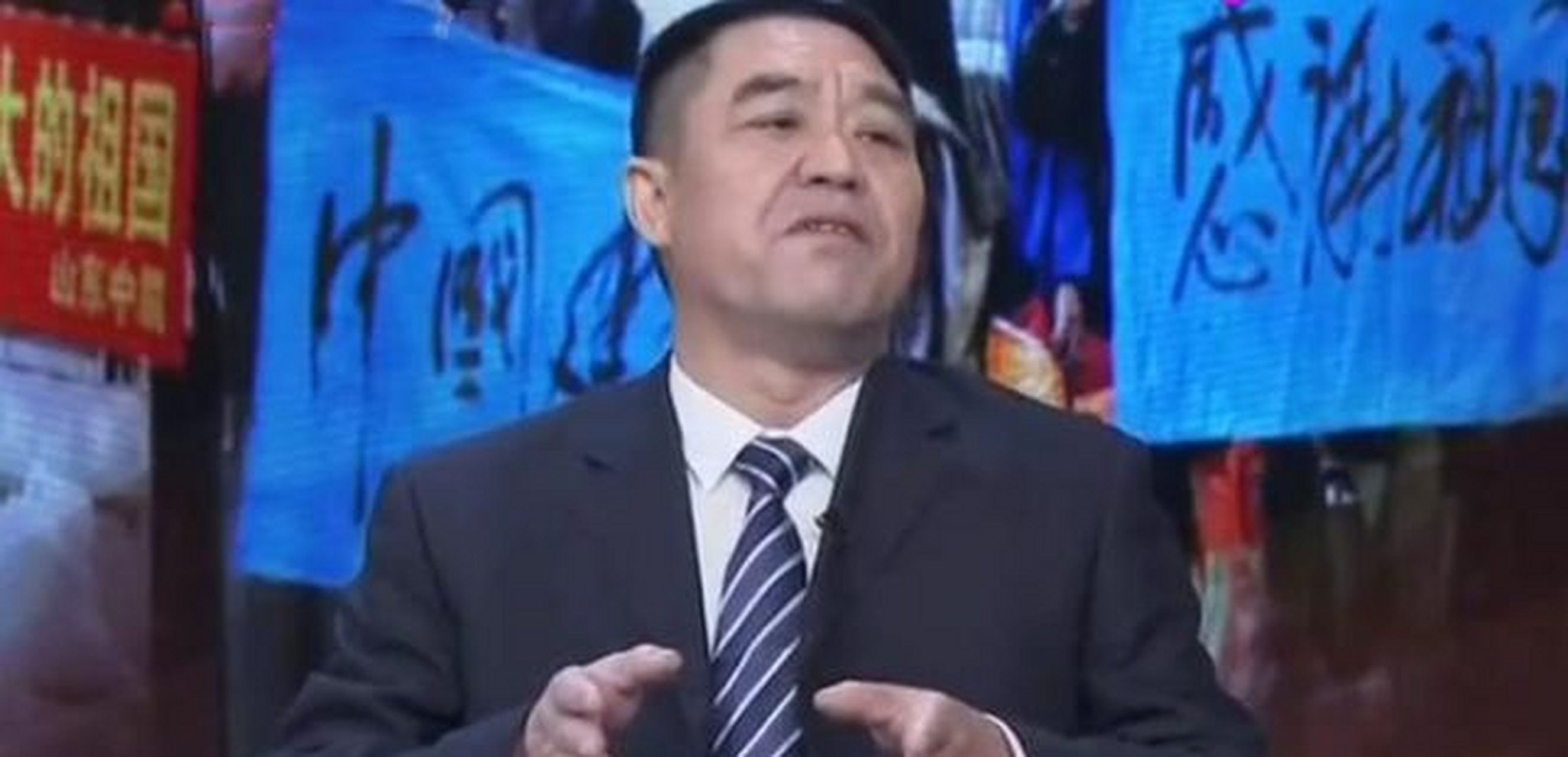 在剧中冷锋将国旗套在自己的手臂上,高举红旗,带领车队撤离交战区这