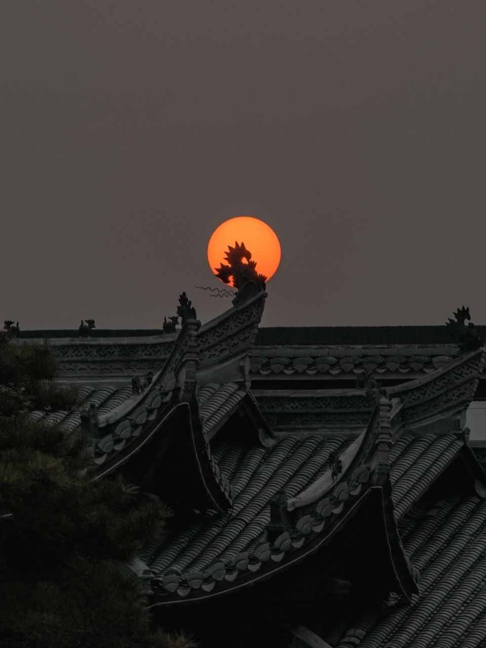 【徽派古建筑详解——鸱吻】 鸱(chī)吻是中国古代建筑屋脊正脊两端