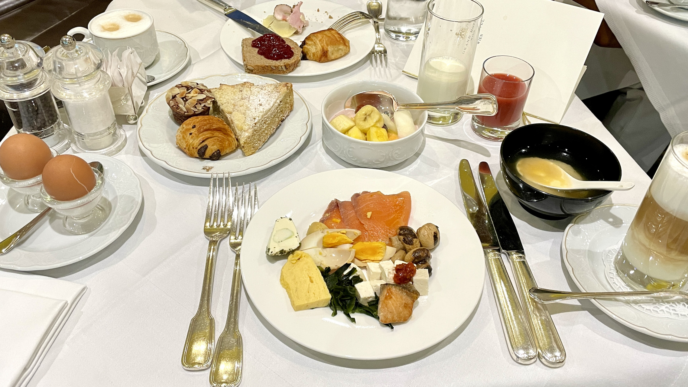 维也纳酒店第二天早餐,虽然吃的比较匆忙,但是还算比较丰富吧.