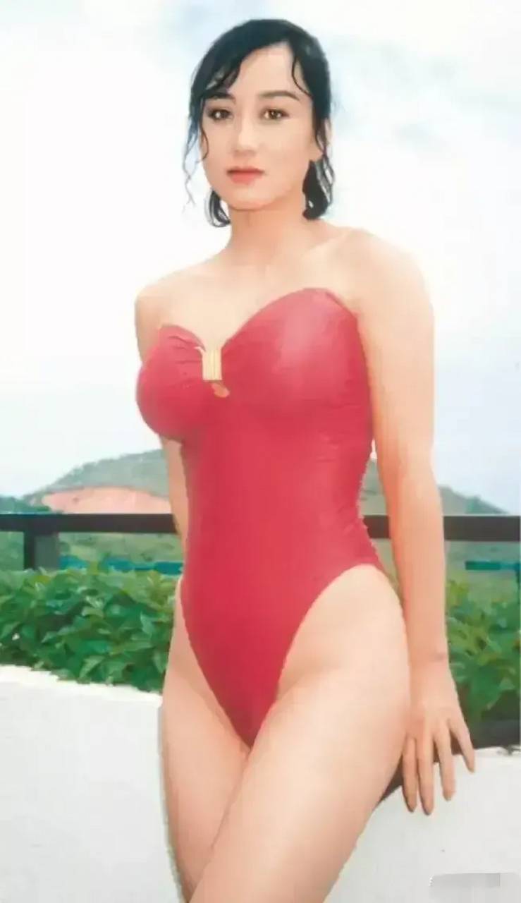 利智穿着一件红色的紧身泳装,身材的完美充分彰显出来.