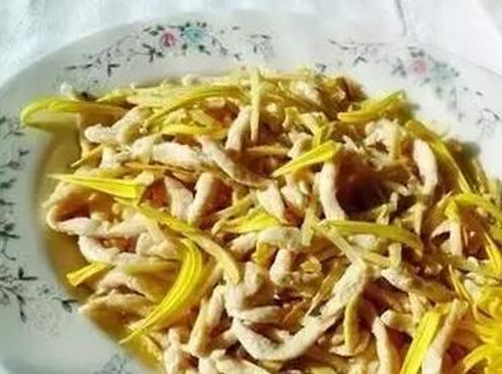 美食开箱# #好物推荐季#杭菊鸡丝:杭菊鸡丝是一道浙江杭州的汉族赐吵