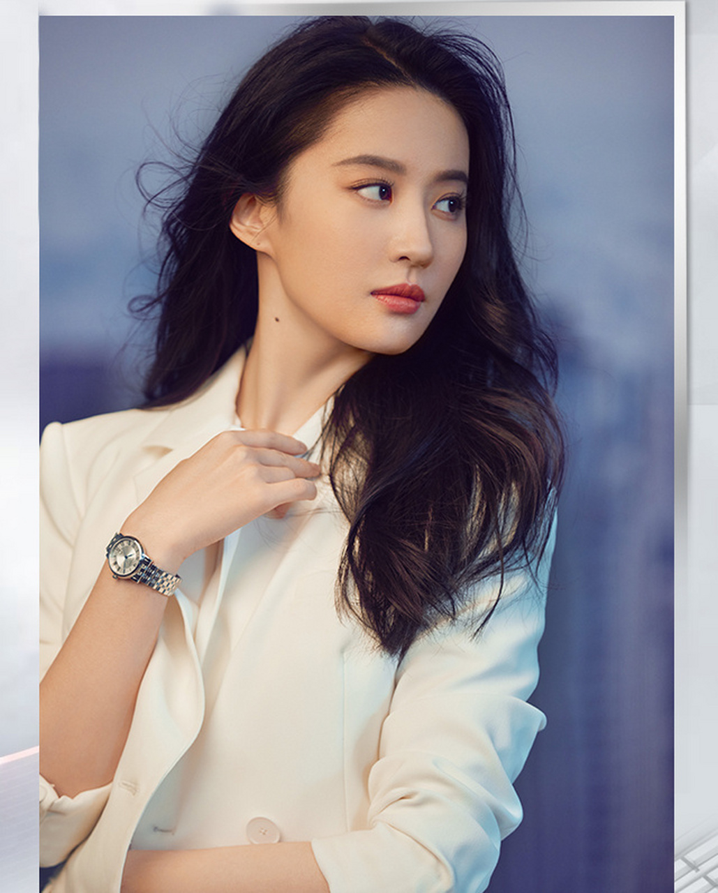 刘亦菲穿一身白色西装,精致干练,高端大气,高雅时尚,尽显女神的气质