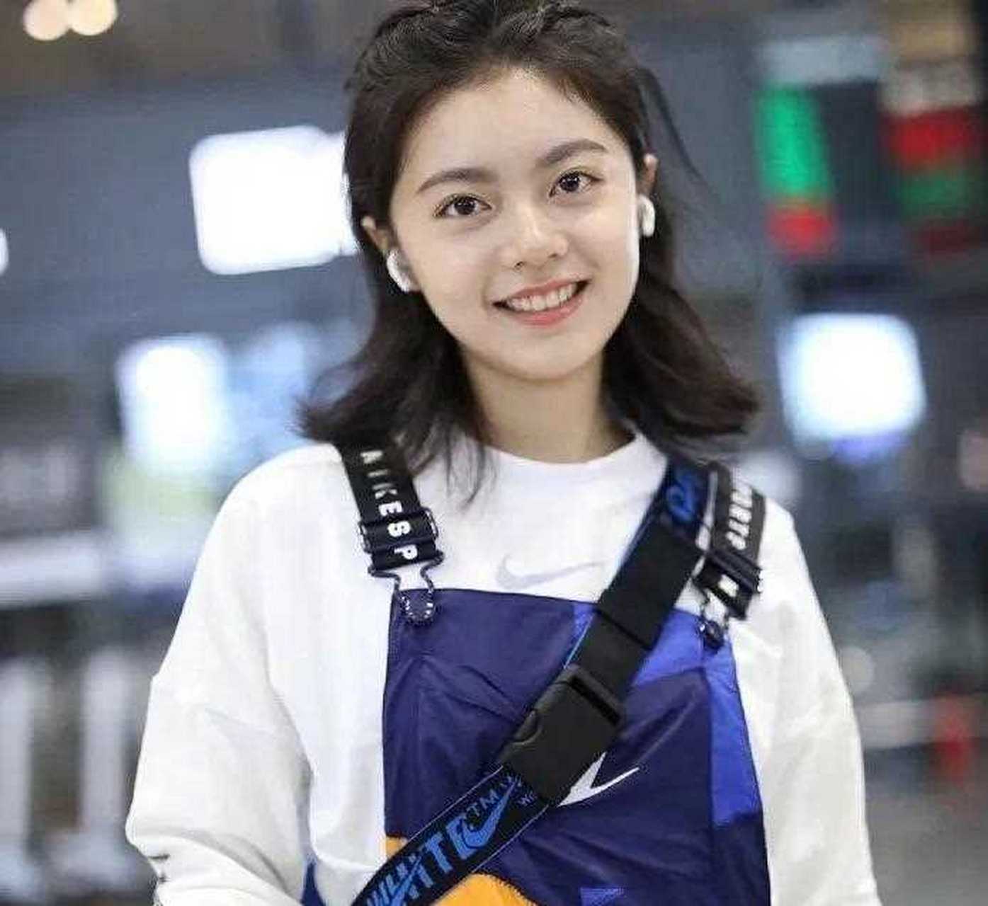 2019年,17岁的赵今麦,在节目中穿了粉色大衣,吴亦凡一看到,立马忍不住