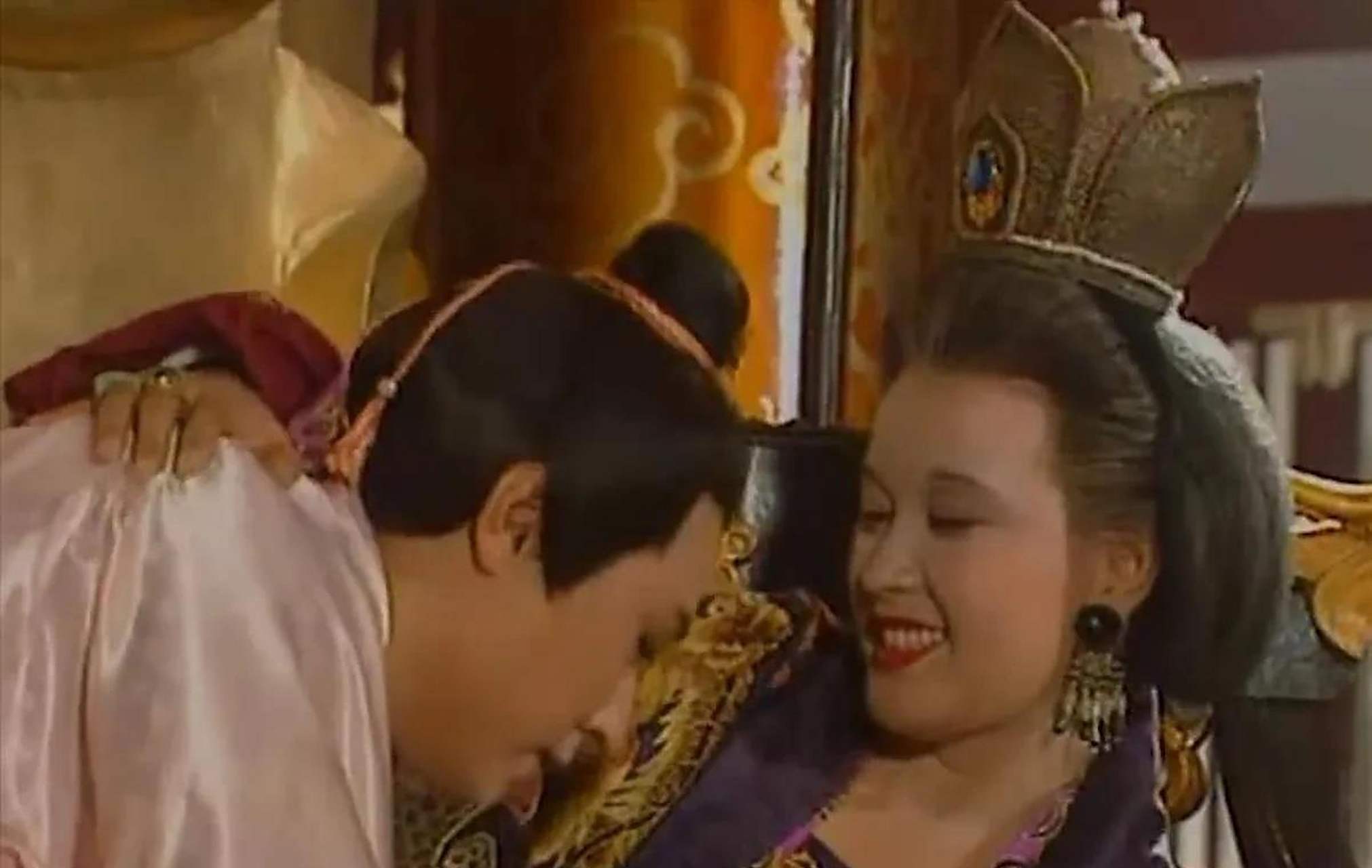 一天晚上,武则天与张昌宗,张易之兄弟正在寝殿中嬉戏,突然听到殿外