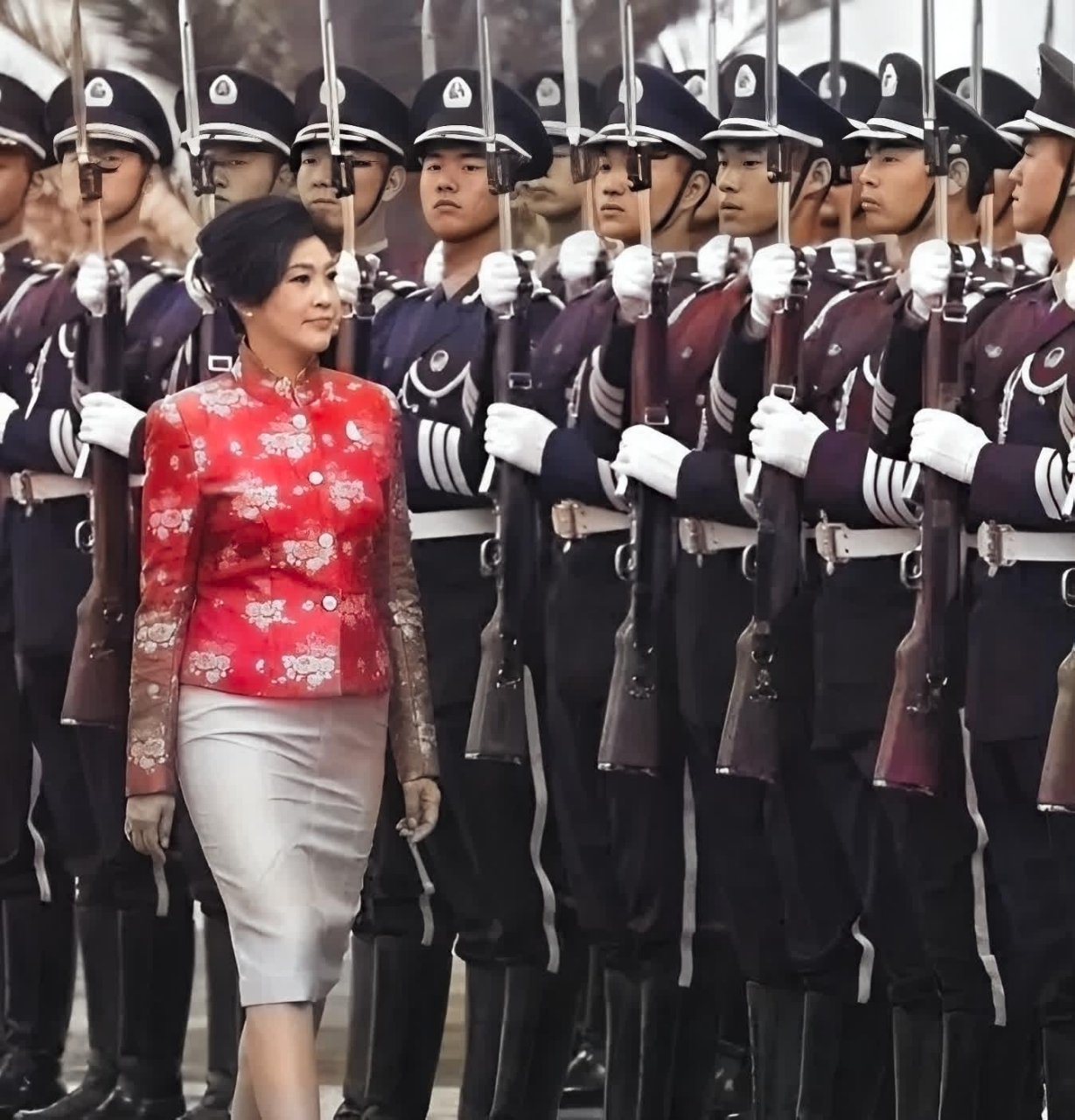 一张2012年时任泰国总理的英拉访华的照片显示,整齐端庄的解放军士兵