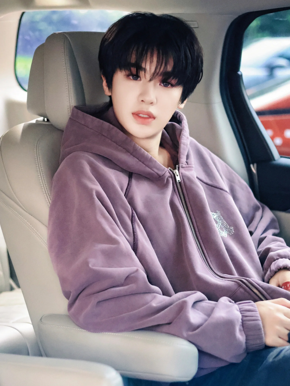 黄明昊 in misbhv 烫钻logo紫色拉链卫衣  烫钻logo紫色拉链卫衣 牛仔