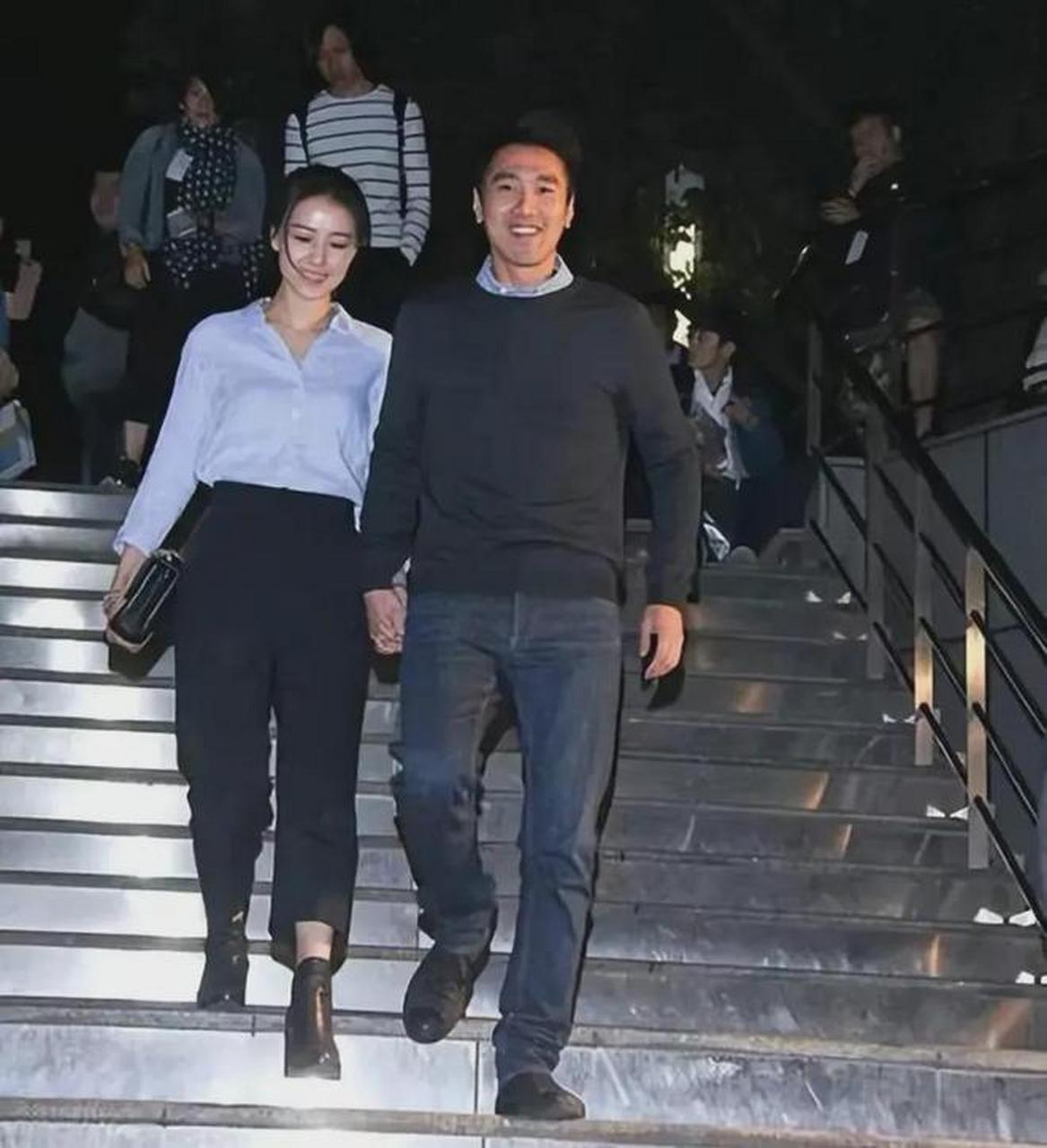 这张照片拍摄于2012年,展示了中国内地女演员高圆圆与男友赵又廷在