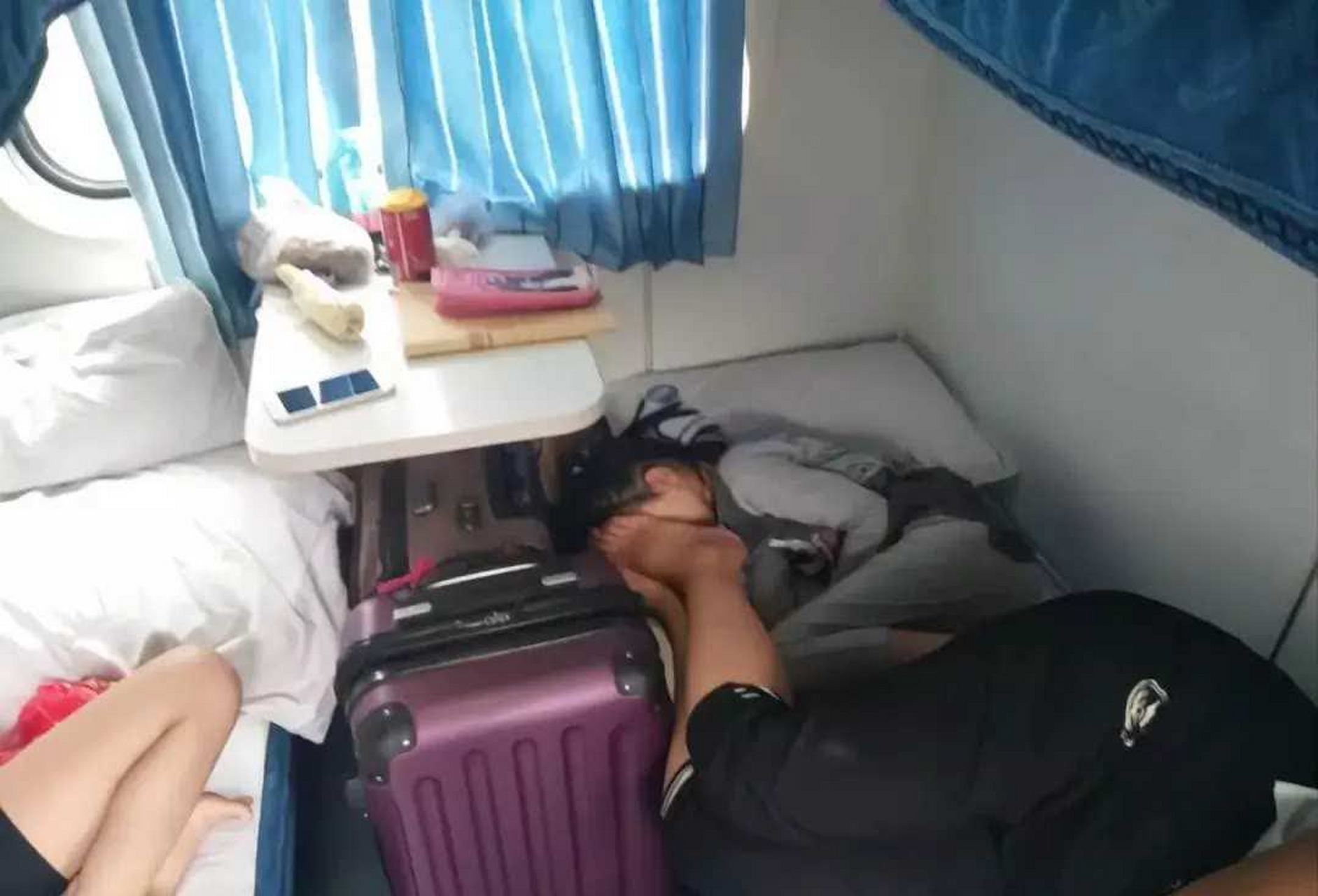女生睡觉的时候,可能会有脚臭味![开心]