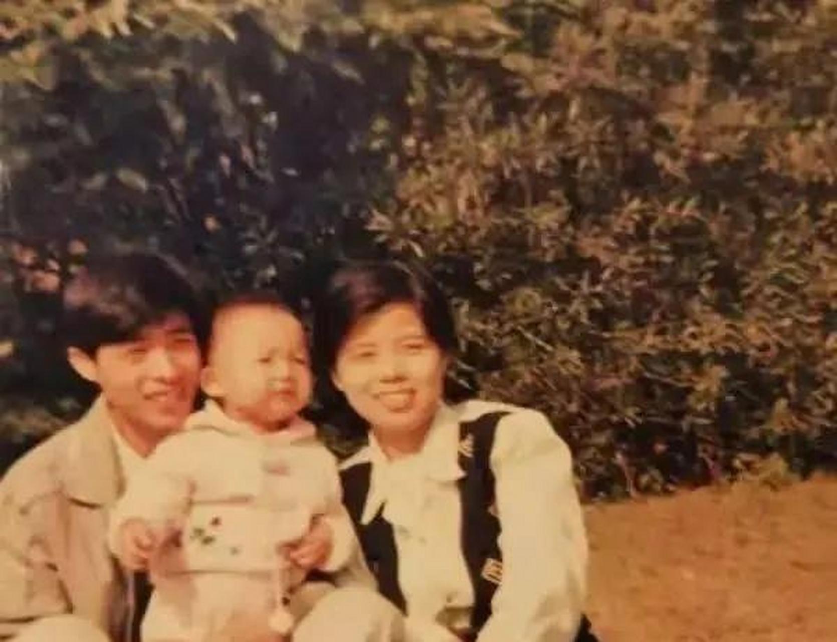 老照片#  这是姚策小时候和养母许妈(许敏)还有养父姚师兵的合照,那