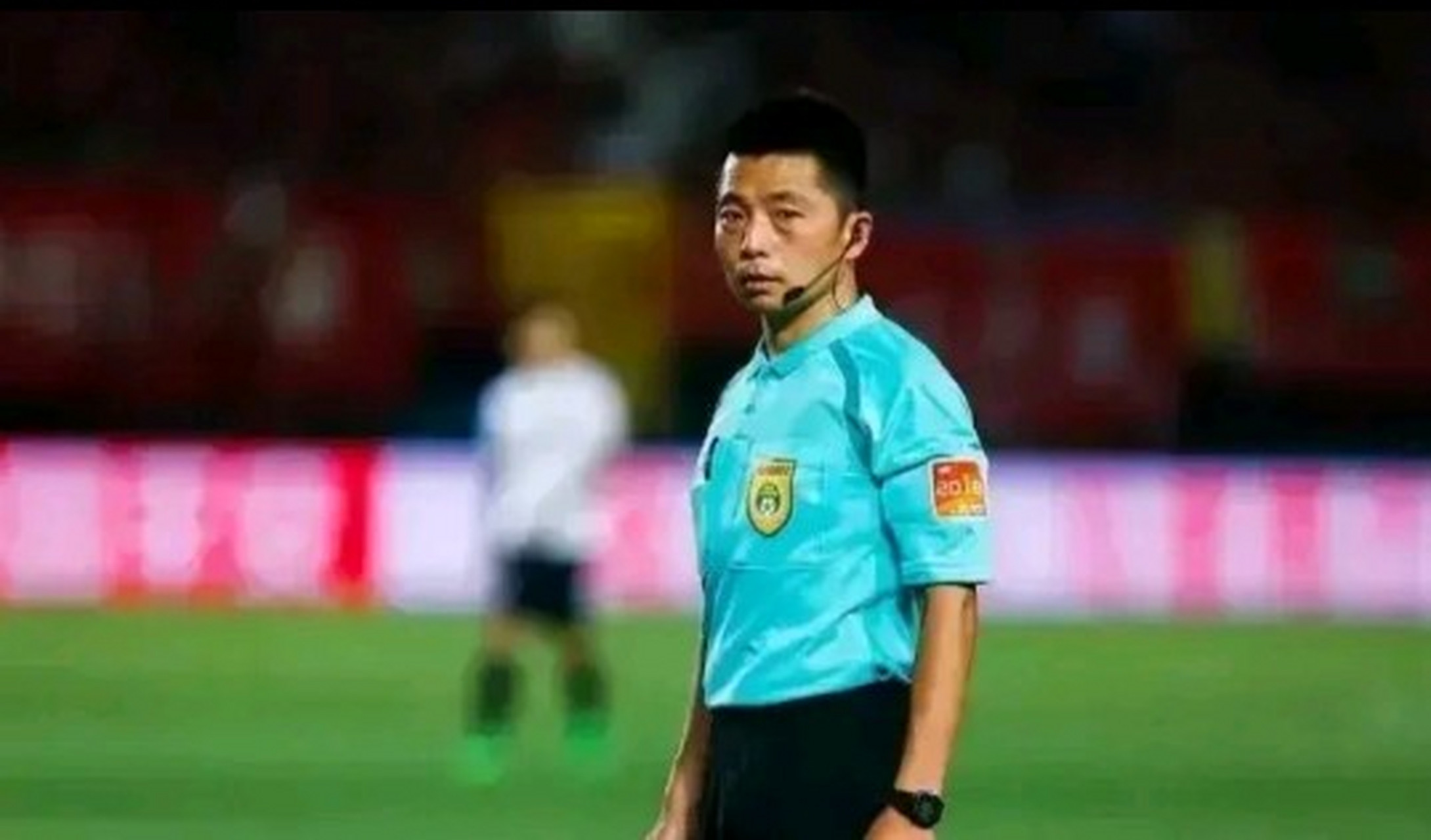 我向大家介绍一下张龙这位著名裁判.