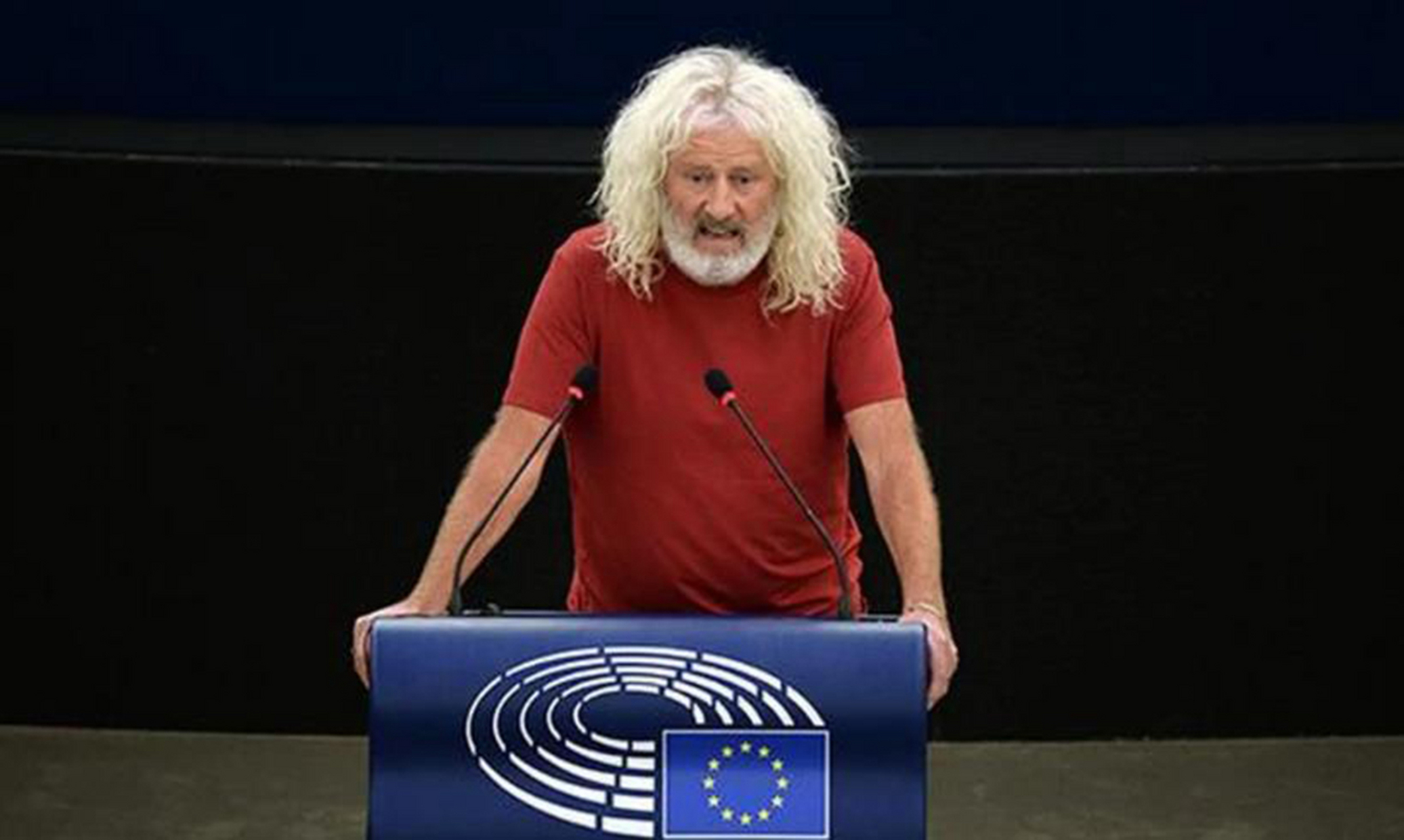 欧洲议员米克·华莱士在一次演讲中说道:"中国在过去40年里没有轰炸过