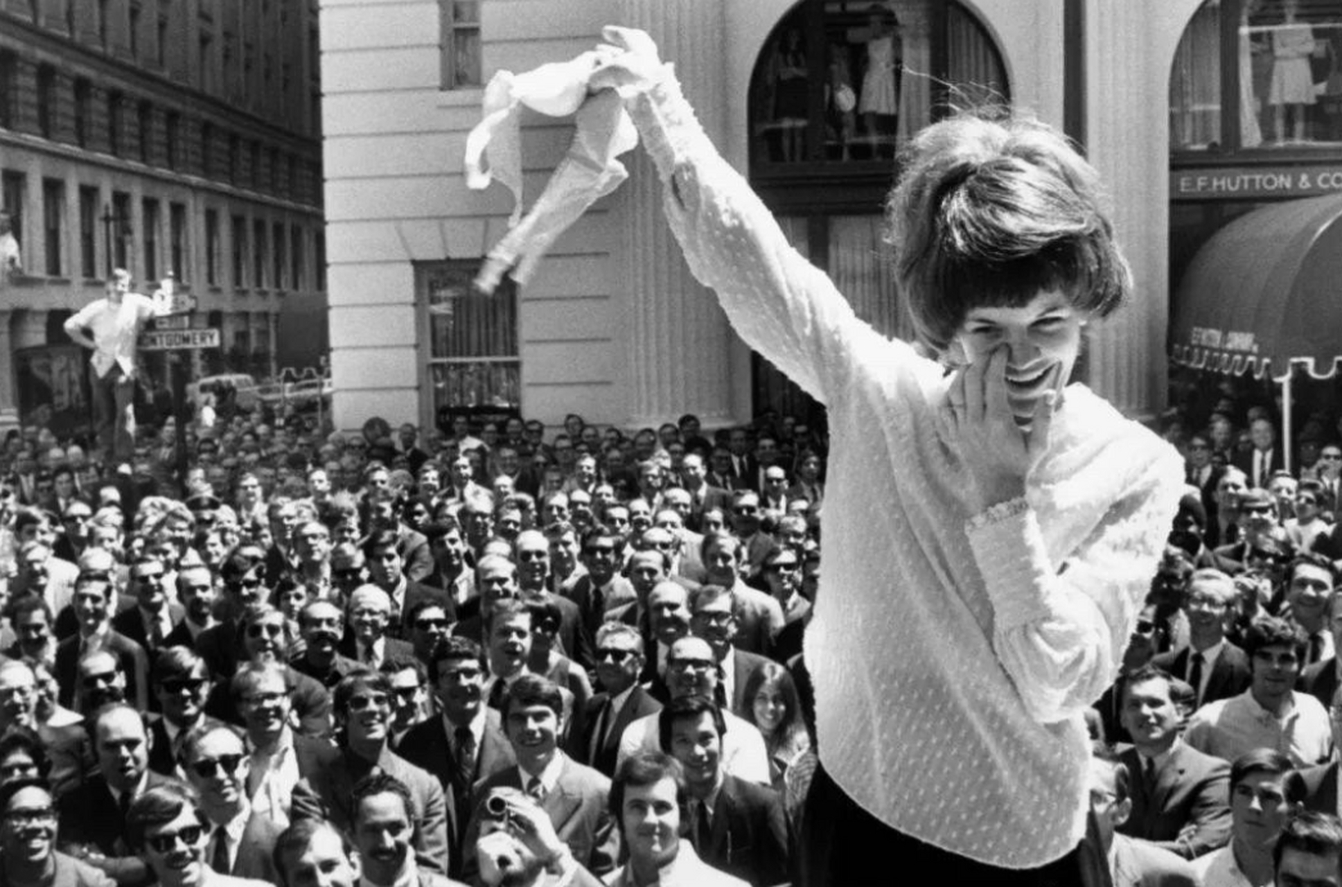 美国在2012年开始确立了"无胸罩日"活动,目的是呼吁更多的女性关爱