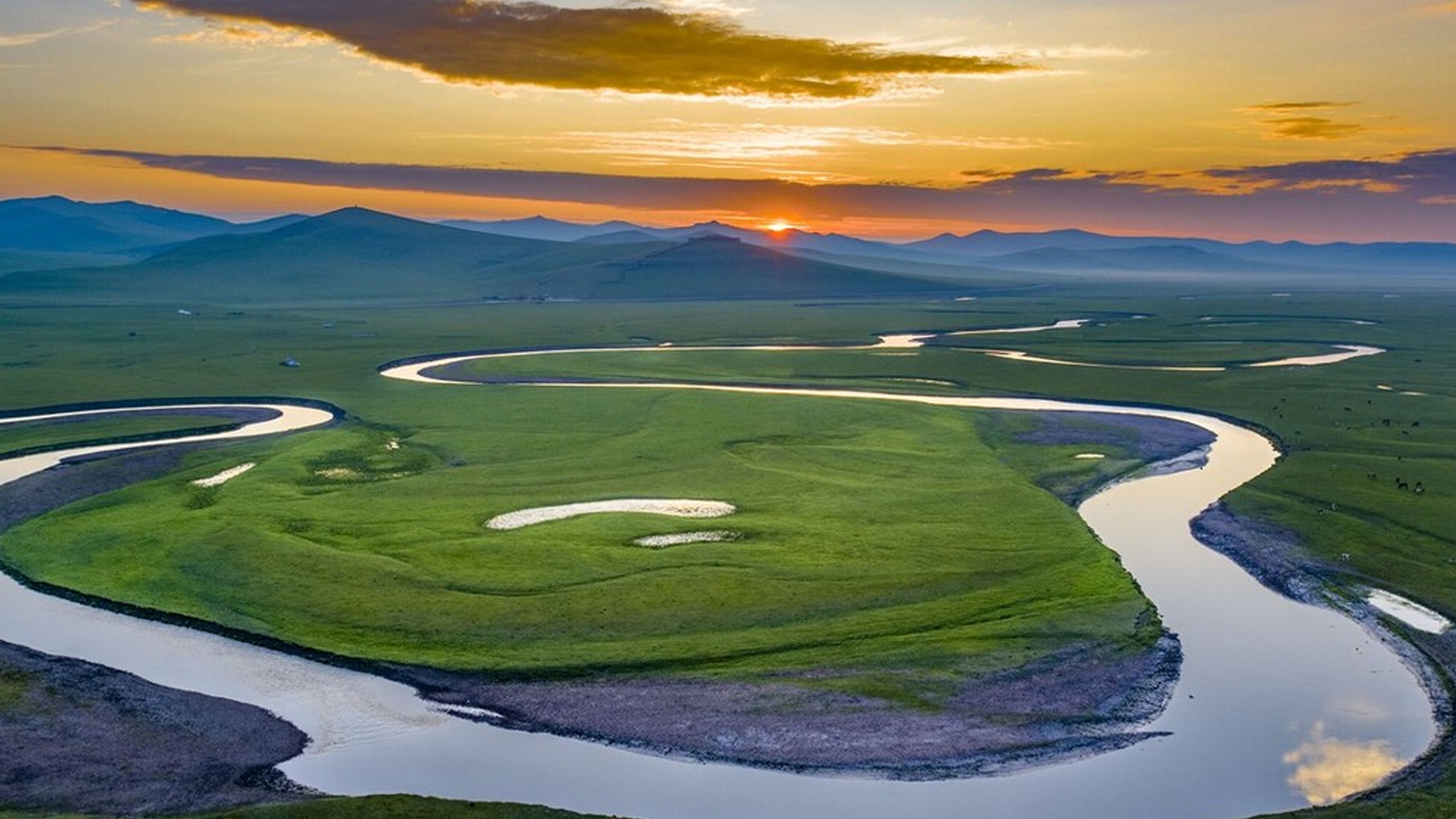 内蒙古呼伦贝尔,盛夏的陈巴尔虎旗大草原格外的迷人,清晨时分,阳光