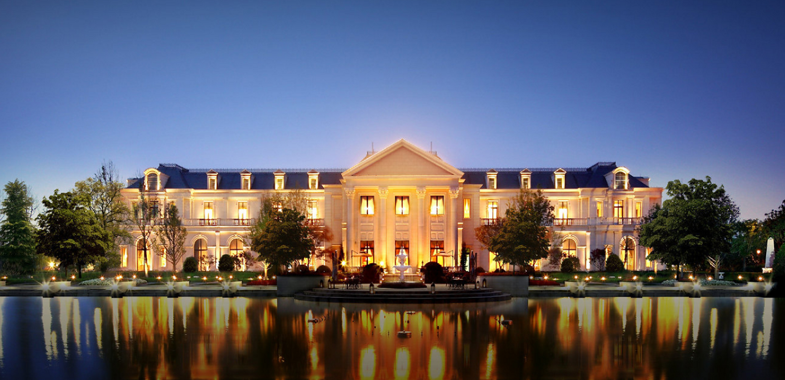 上海绿城玫瑰园 上海绿城玫瑰园是位于上海市闵行区境内的大型别墅区