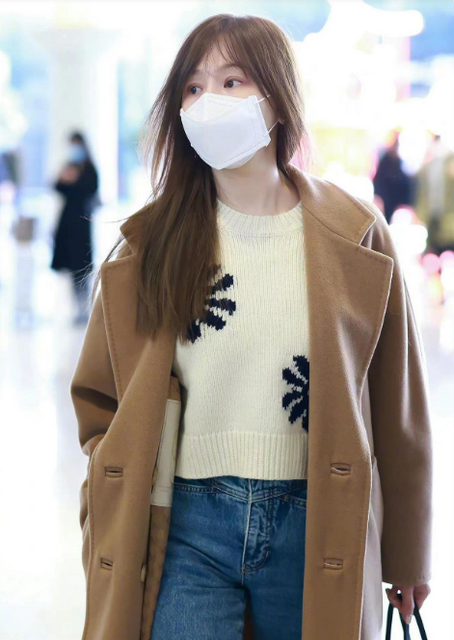 王心凌一袭驼色大衣,搭配牛仔裤现身机场,优雅大方,挺美的