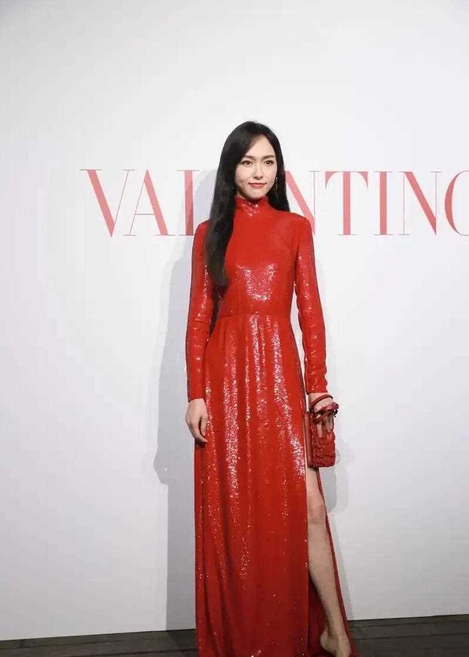 valentino新晋品牌代言人唐嫣,穿红色长裙出席活动,这身材比例真绝