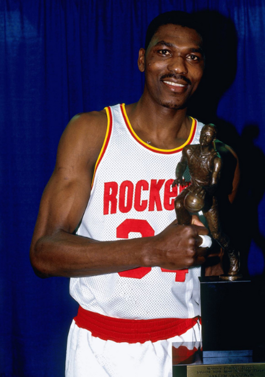 奥拉朱旺的梦幻脚步在nba圈里远近闻名,至今为止还没发现哪个球员的