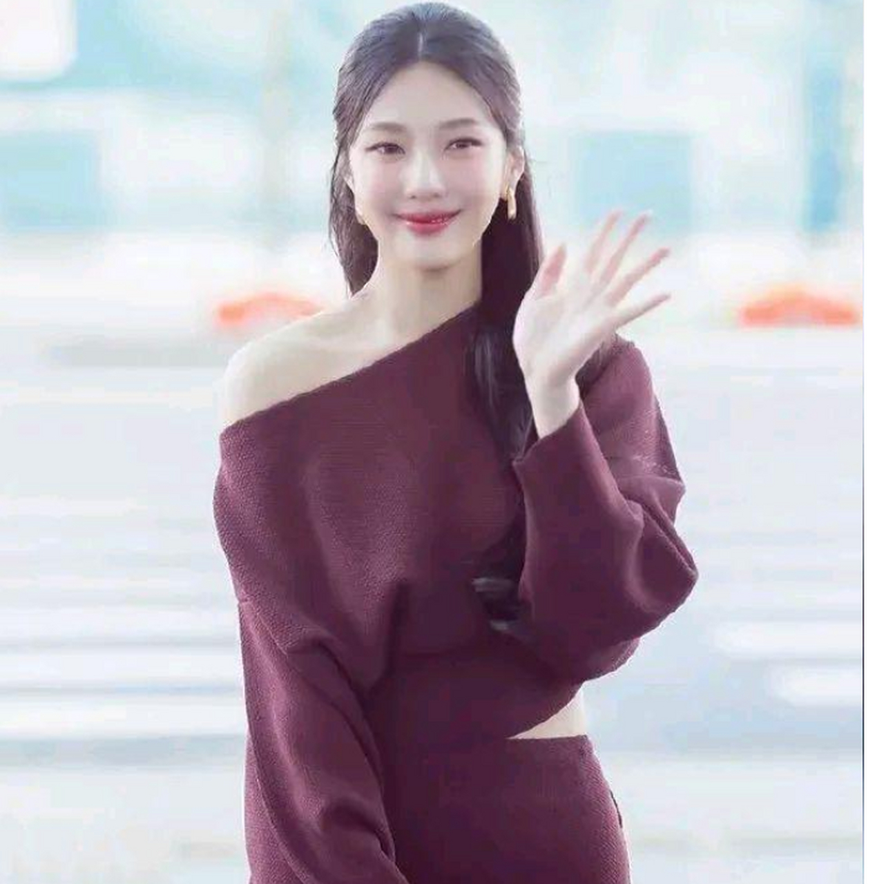 朴秀荣,身着酒红色长裙,秀香肩!